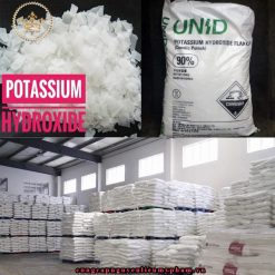 Potassium hydroxide (KOH)- đây là một loại nguyên liệu mỹ phẩm có tính kiềm hóa cao thường được dùng để duy trì tính ổn định về độ pH cho các sản phẩm mỹ phẩm.